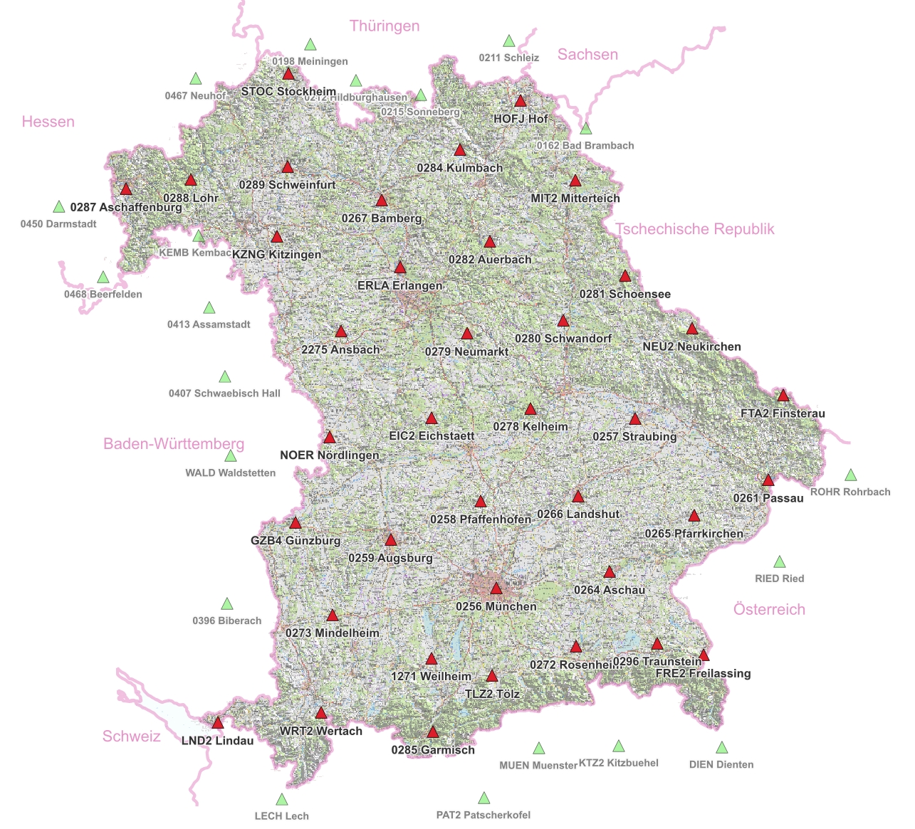 topographische Karte Bayerns hinterlegt mit SAPOS-Referenzstationen